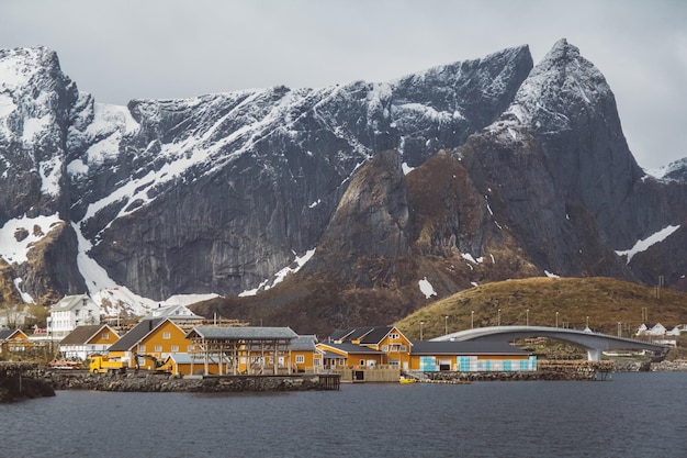 Casas rorbu da Noruega e montanhas rochosas sobre a paisagem do fiorde escandinavo