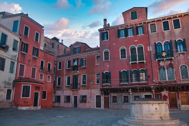 Casas rosadas antiguas en Venecia