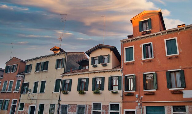 Casas rosadas antiguas en Venecia