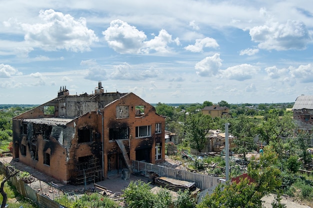 Casas en ruinas dañadas en Chernihiv cerca de Kyiv en el norte de Ucrania