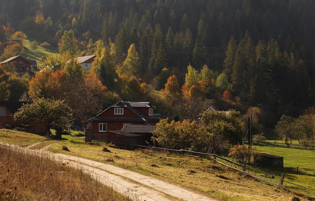 Casas rurales en las montañas en otoño