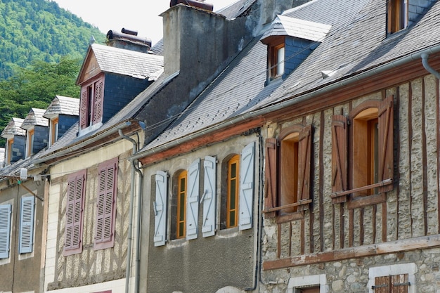 Casas rústicas retrô com antigas janelas tradicionais e persianas no centro da pitoresca vila francesa em Arreau França