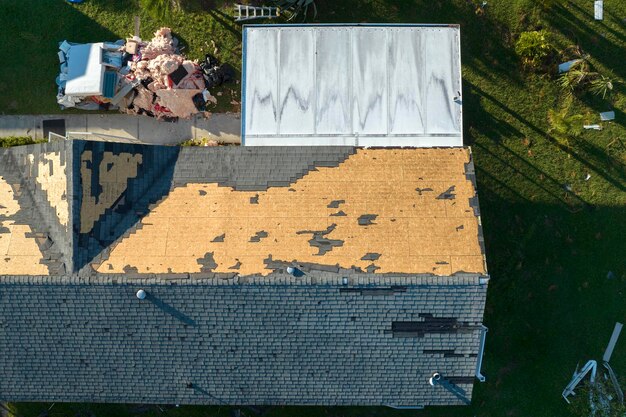 Casas severamente dañadas después del huracán Ian en la zona residencial de casas móviles de Florida Consecuencias del desastre natural