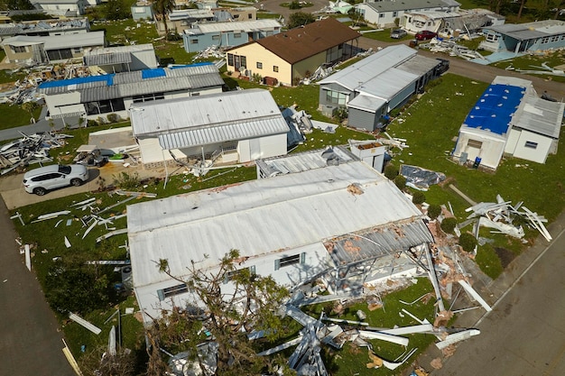 Casas severamente danificadas após o furacão Ian na área residencial de casas móveis da Flórida Consequências do desastre natural