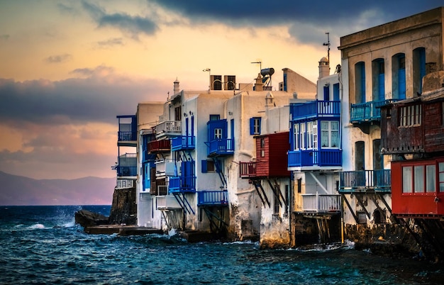 Casas sobre o mar em um Mykonos