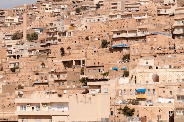 Casas sobre la roca en Mardin, hermosa ciudad en Turquía