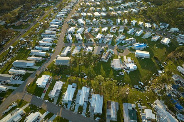 Casas suburbanas destruidas por el huracán Ian en la zona residencial de casas móviles de Florida Consecuencias del desastre natural