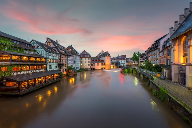Casas suportadas catitas de Petite France em Strasbourg, França.