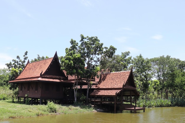 Casas tailandesas na bela orla