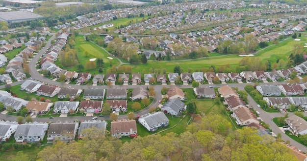 Casas de techo de área de asentamiento con casas en un pequeño pueblo de sayreville desde arriba