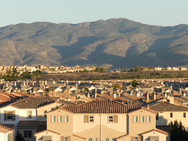 Casas, techos y la montaña, Chula Vista, California, EE.UU.