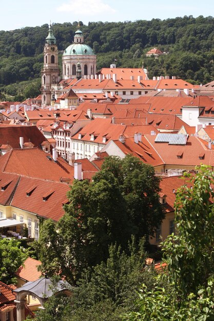 Casas con techos rojos tradicionales en la Plaza de la Ciudad Vieja de Praga en la República Checa