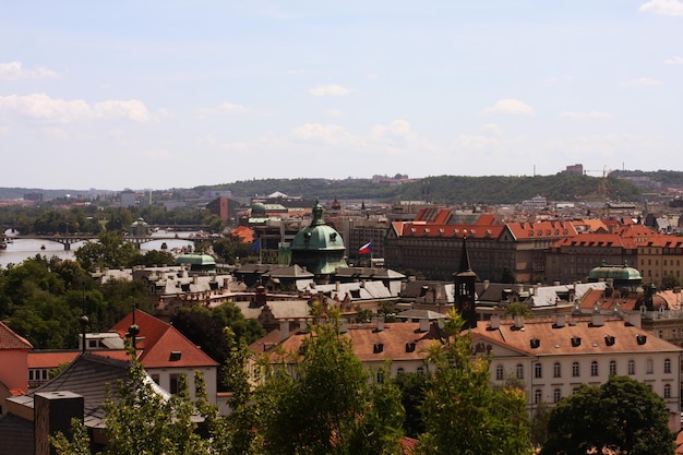 Casas con techos rojos tradicionales en la Plaza de la Ciudad Vieja de Praga en la República Checa