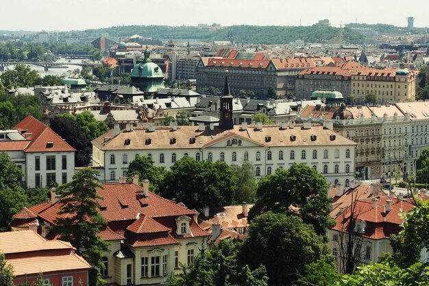 Foto casas con techos rojos tradicionales en la plaza de la ciudad vieja de praga en t