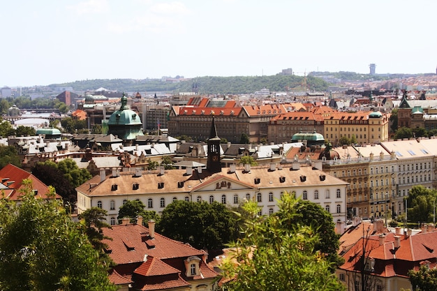 Casas con techos rojos tradicionales en Praga. Foto de viaje