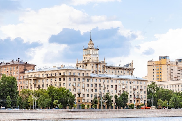 Casas en el terraplén de Frunzenskaya en Moscú