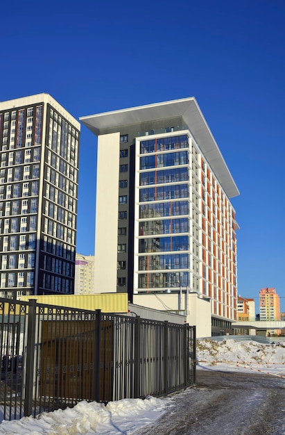 Casas en el terraplén de invierno Nuevos edificios modernos bajo un cielo azul Novosibirsk Siberia Rusia