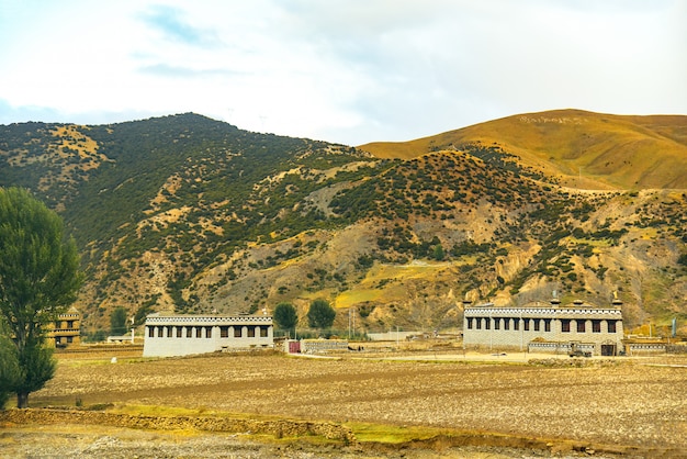 Casas tibetanas no campo