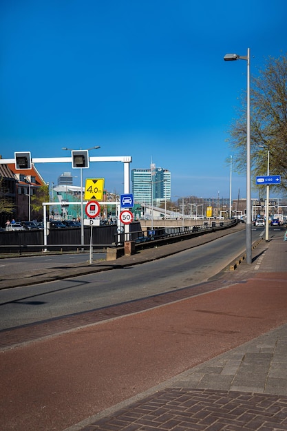 Casas típicas del canal con los famosos puestos de Ámsterdam a lo largo de la acera