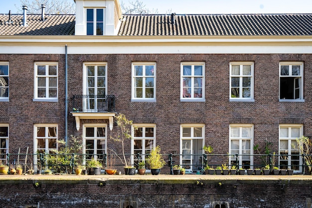 Casas típicas del canal con los famosos puestos de Ámsterdam a lo largo de la acera