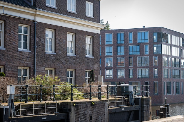 Casas típicas do canal com os famosos postes de Amsterdã ao longo da calçada