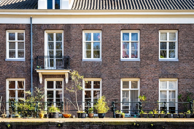 Casas típicas do canal com os famosos postes de Amsterdã ao longo da calçada