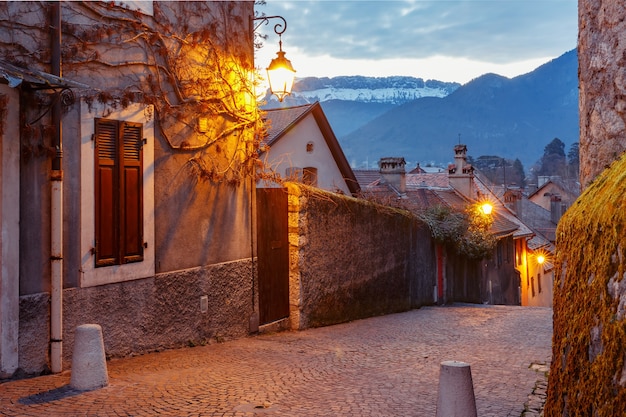 Casas típicas francesas en el casco antiguo de Annecy durante la hora azul de la mañana, Francia