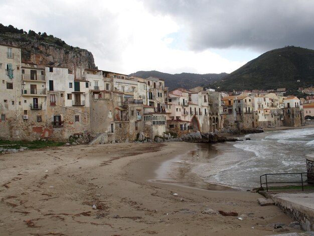 Casas típicas en el pueblo de Cefalu cerca de la playa Sicilia