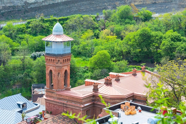 Casas y torre de la mezquita en el casco antiguo de Tbilisi República de Georgia