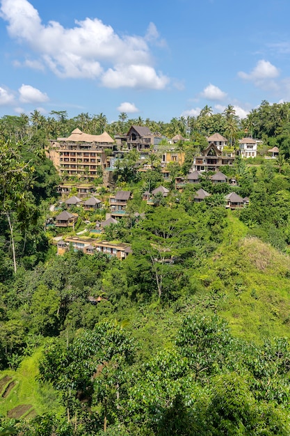 Casas tradicionais balinesas com vista panorâmica da selva, floresta tropical e montanhas, Ubud, ilha de Bali, Indonésia