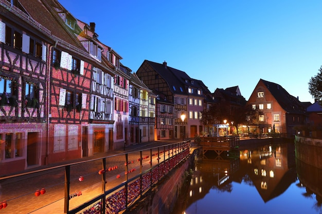 Casas tradicionais coloridas em enxaimel na margem do rio Colmar Alsace rigion França