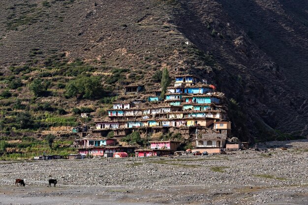 Casas tradicionais da vila na colina no norte do Paquistão
