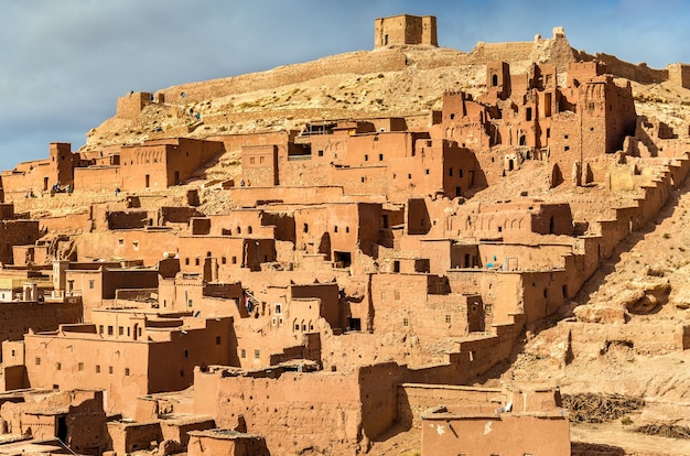 Casas tradicionais de barro na vila de Ait Ben Haddou, um patrimônio mundial no Marrocos