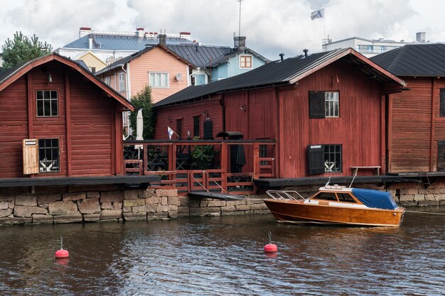 Casas tradicionais de porvoo perto da água, finlândia