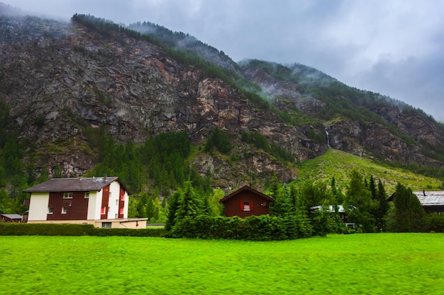 Casas tradicionais em Zermatt Suíça