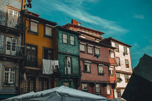 Casas tradicionales de la calle de Oporto, Portugal. Edificios coloridos.