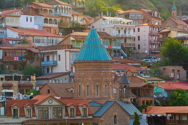 Casas tradicionales coloridas con balcones tallados en madera en el Viejo Tbilisi