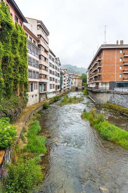 Casas tradicionales de la localidad de Azkoitia junto al río Urola Gipuzkoa