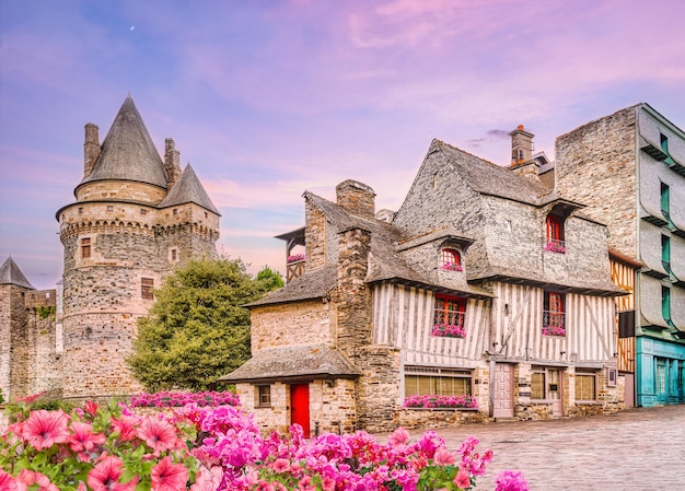 Casas tradicionales de madera con entramado de madera en el casco antiguo histórico de Vitre Bretaña Francia