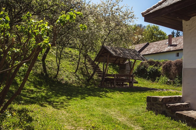 Casas tradicionales en el pueblo de Holloko en Hungría