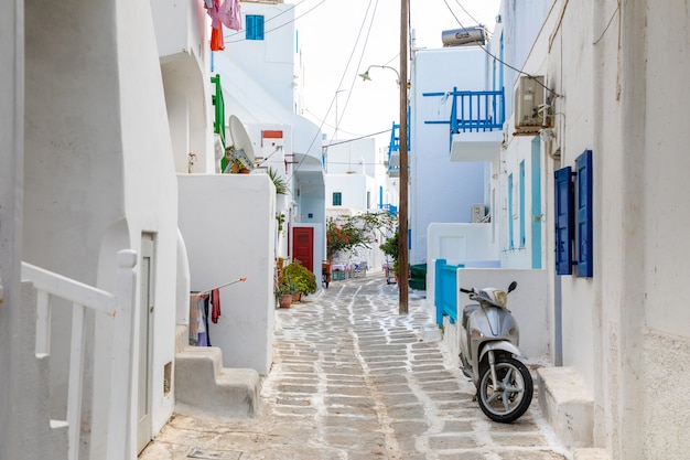 Casas tradicionales con puertas y ventanas azules en las estrechas calles de la aldea griega en Mykonos, Grecia