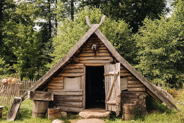 Casas triangulares com telhados de madeira atrás de uma cerca Montenegro norte