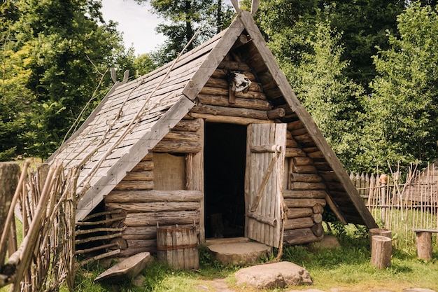 Casas de troncos triangulares con techos de madera detrás de una valla norte de Montenegro