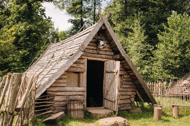 Casas de troncos triangulares con techos de madera detrás de una valla norte de Montenegro