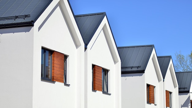 Casas unifamiliares nuevas en una nueva zona de desarrollo Casas residenciales con fachada moderna