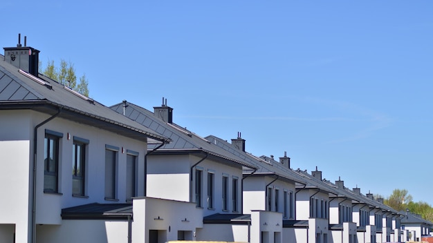 Casas unifamiliares nuevas en una nueva zona de desarrollo Casas residenciales con fachada moderna