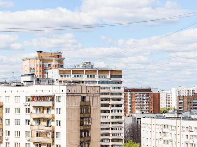 Casas urbanas de muitos andares na primavera