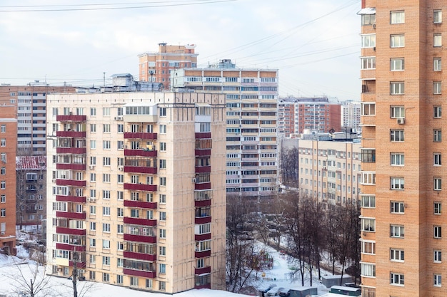 Casas urbanas em bairro residencial no inverno