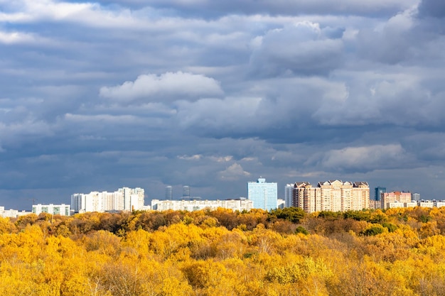 Casas urbanas modernas iluminadas pelo sol e parque amarelo da cidade