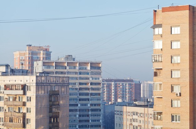 Casas urbanas na manhã de inverno